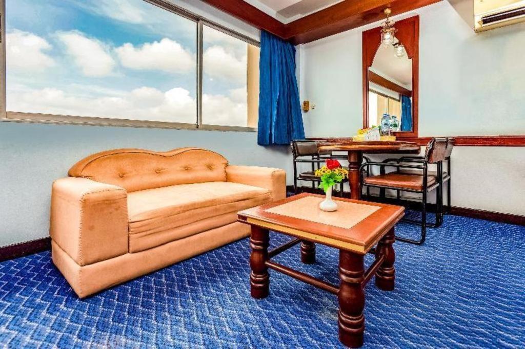 Oyo 441 Grand Thara Hotel Σούρατ Τανί Εξωτερικό φωτογραφία