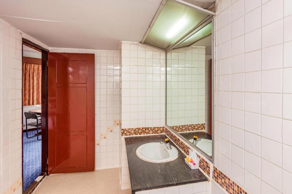Oyo 441 Grand Thara Hotel Σούρατ Τανί Εξωτερικό φωτογραφία