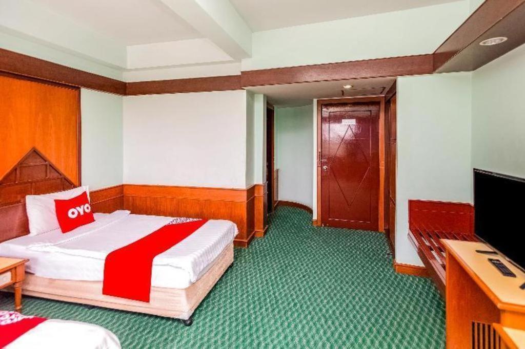 Oyo 441 Grand Thara Hotel Σούρατ Τανί Εξωτερικό φωτογραφία