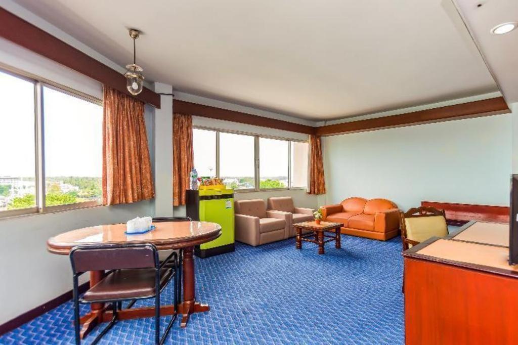 Oyo 441 Grand Thara Hotel Σούρατ Τανί Εξωτερικό φωτογραφία