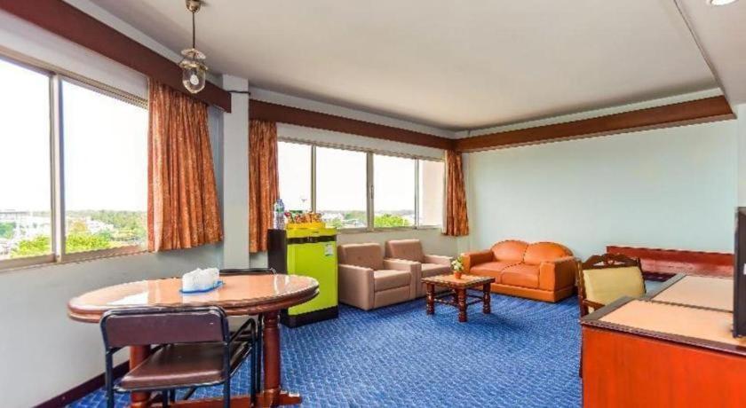 Oyo 441 Grand Thara Hotel Σούρατ Τανί Εξωτερικό φωτογραφία